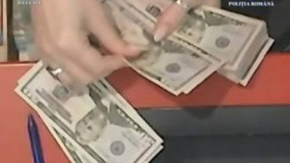 Dolari falși puși în circulație în mai multe județe. Bancnotele sunt aproape imposibil de depistat