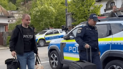 Precizările IPJ Prahova la imaginile cu polițiștii care au cărat bagajele primarului din Sinaia după ce a fost arestat