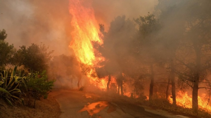 Incendiu puternic pe o insulă din Grecia. Pompierii eleni luptă cu flăcările pentru a doua zi la rând