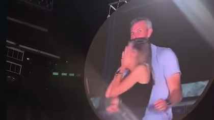 Reacția soției CEO-ului, surprins în ipostaze intime cu directoarea HR la concertul Coldplay. VIDEO