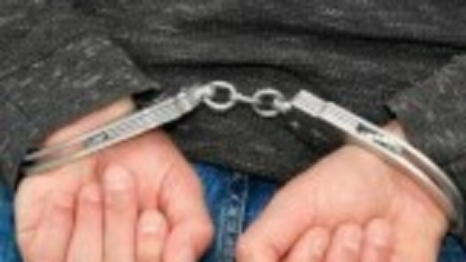 Fost polițist din Bacău, prins în flagrant când lua 10.000 de euro de la o femeie pentru a nu posta o poză indecentă cu ea