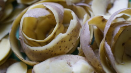 Coji de cartofi cu oțet: De ce este recomandat acest amestec și la ce se folosește