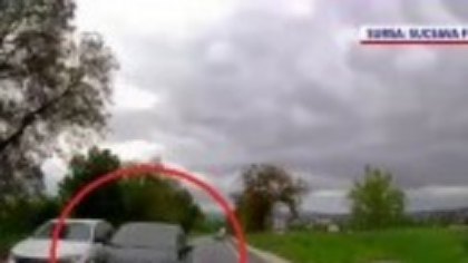 Un șofer este căutat de poliția din Suceava după o depășire periculoasă. Momentul în care era cât pe ce să lovească o mașină