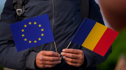 Manifestație pro-Europa în București. Sunt câteva mii de persoane în Piața Universității
