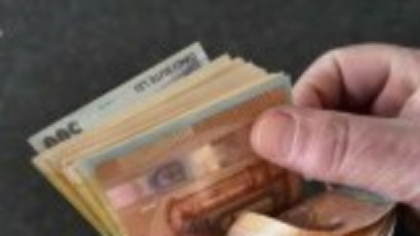 Un bătrân a fost păcălit timp de 11 ani de un bărbat care a pretins că îl ajută cu investiții. I-a dat 300.000 de euro