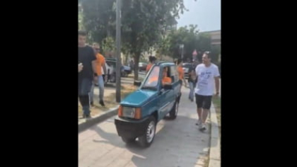 Cea mai subțire mașină din lume este mai îngustă decât o motocicletă. A fost construită de un italian și chiar funcționează VIDEO