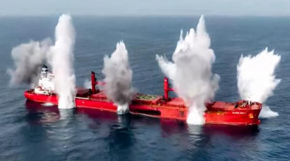 Atac Houthi în Marea Roșie: Două nave scufundate, patru morți și alţi 15 oameni dispăruţi