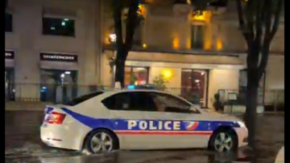 Imagini virale în Franța: doi polițiști ascultă melodia lui Celine Dion din Titanic în boxe, în timp ce merg pe străzile inundate din Paris | VIDEO