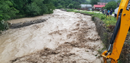 Cod galben și portocaliu de viituri în 20 de județe. Râurile mici, cele mai vulnerabile