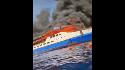 Un feribot pe care se aflau 280 de turiști a luat foc. Imagini teribile cu pasageri sărind în mare