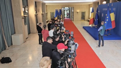 Cum au fugit miniștrii de jurnaliști la Guvern, în timp ce presa îi aștepta în altă parte, după ce Cătălin Predoiu a decis ca ziariștii să nu mai aibă acces la ședința de Guvern | VIDEO