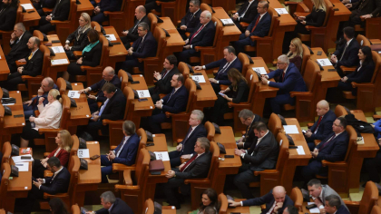 Opoziția forțează o lovitură în Parlament: moțiunea de cenzură împotriva Guvernului Bolojan