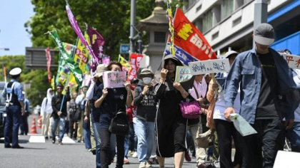 Muncitorii scandează „banzai!” sau „la mulți ani!”, de 1 Mai, de la Tokyo la Los Angeles. Americanii mărșăluiesc împotriva măsurilor lui Donald Trump