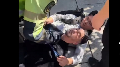 Momentul în care un hoț a fost pus la pământ și imobilizat de un turist, în Barcelona