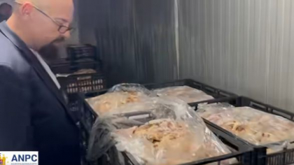 O tonă și jumătate de carne expirată urma să ajungă în șaormerii. Piedone a închis o fabrică de lângă Capitală