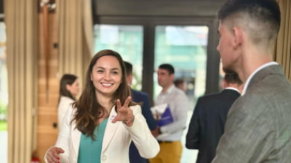 Cea mai recentă gafă comisă de Anamaria Gavrilă: a încurcat fața cu spatele când încerca să țină un discurs în care să felicite o judecătoare  VIDEO