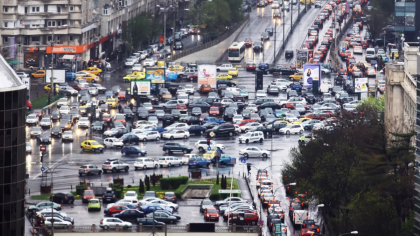 Bucureştiul se aliniază la practicile occidentale de reducere a traficului şi a poluării. Proprietarii automobilelor înmatriculate în alte localităţi vor plăti o taxă de 3,5 euro pe zi pentru a circula în Capitală, la fel ca în Londra sau Paris