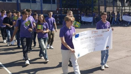 Elevii, profesorii și părinții luptă împreună pentru școli mai sigure: ONG-urile pot aplica pentru granturi de 10.000 €