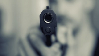 Focuri de armă pe o plajă din Mamaia. Doi bărbați au fost opriți în timp ce încercau să fure o canapea