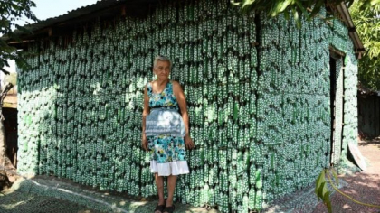 Pensionara care și-a construit singură o casă din sticle de plastic, după un vis, a murit la 90 de ani