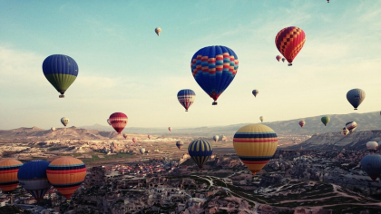 Tragedie în faimoasa Cappadocia! Două baloane cu aer cald s-au prăbușit. O persoană a murit, iar 31 au fost rănite