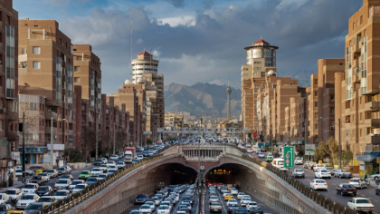 Iran: O economie care poate produce de la nave cosmice şi sateliţi la peste un milion de maşini pe an şi smochine, bogată în petrol, gaze şi litiu, dar care nu are curent electric cât îi trebuie