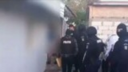 Descinderi într-o comună de lângă Capitală. Două persoane au fost arestate pentru trafic de minori. Câți ani are victima