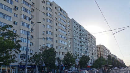 Incident în Sectorul 2 din Capitală: o mamă și copilul ei de 7 ani au căzut de la etaj