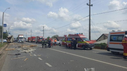 Un camion s-a izbit de un autocar cu 20 de pasageri, la Lețcani, Iași. Plan roșu de intervenție