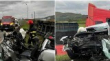 Doi tineri de 25 de ani și-au găsit sfârșitul pe o șosea din județul Cluj, după ce s-au izbit cu mașina de un camion