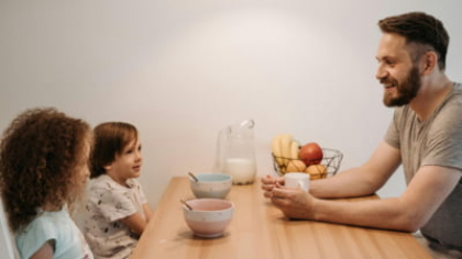 Nu doar străinii sunt periculoși: ce ar trebui să-i învățăm cu adevărat pe copii pentru a-i menține în siguranță