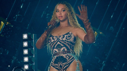 Beyoncé vine cu tot șifonierul după ea la concerte! Artista schimbă zeci de ținute extravagante la spectacolele sale
