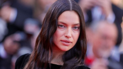 Imagini cu „văduva neagră” de la Cannes 2025. Fotomodelul s-a adaptat noului cod vestimentar, care interzice nuditatea