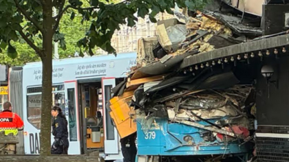 Un tramvai a intrat într-o pizzerie din Suedia. Cel puțin șapte persoane au fost rănite
