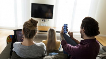 Rețelele sociale au înlocuit televiziunea ca sursă principală de știri în SUA. Tot mai mulți oameni apelează și la AI pentru informare