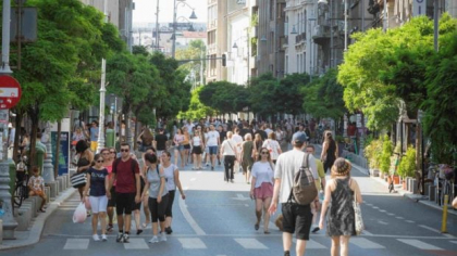 Calea Victoriei, noul magnet al adolescenților. Dar cât îi costă să se distreze