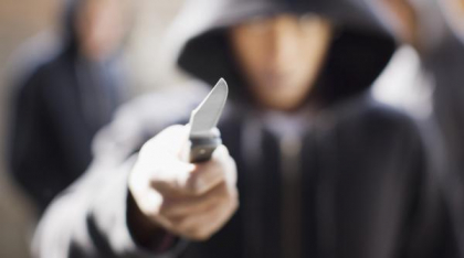 Un bărbat a fost înjunghiat cu propriul cuţit, după ce şi-a atacat fosta amantă într-un mall din Sectorul 6
