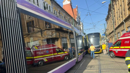 Accident cu două tramvaie care s-au ciocnit la Timișoara. Trei persoane au fost rănite