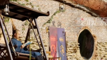 Un bărbat care refuză să muncească locuiește de patru ani într-o peșteră. El consideră căsătoria „o pierdere de timp și de bani”
