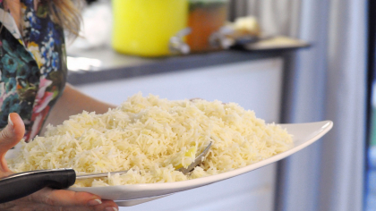 Ce să pui în apa în care fierbe orezul ca să iasă delicios. Ingredientul banal care îi schimbă total gustul