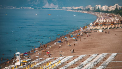 Verifică dacă mai ai rezervare. Țara în care cei mai mulți români își fac concediul închide peste 4.000 de hoteluri
