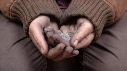 Adolescentă româncă obligată să cerşească în Italia cu fetiţa sa de 10 luni. Concubinul minorei a fost arestat