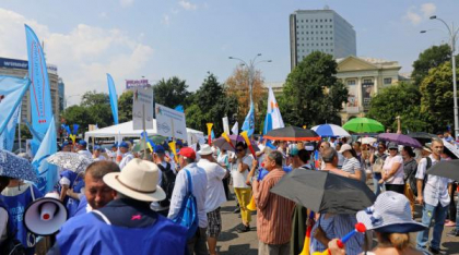 Sindicaliştii din administraţia publică protestează luni în Capitală și amenință cu greva generală din cauza măsurilor lui Bolojan