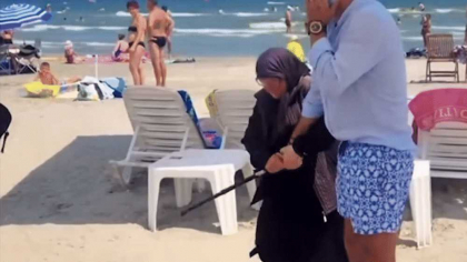 Imagini comice filmate pe o plajă din Mamaia. O bătrână lovește cu bastonul un bărbat: „Fuga e rușinoasă, da sănătoasă/ Mamaie era cea mai mare infractoare”