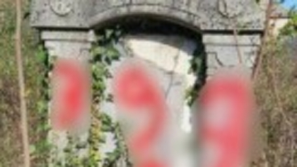 Doi minori din Arad au vandalizat un cimitir evreiesc. Unul este fondatorul unei organizații cu caracter nazist. FOTO