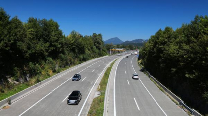 Moartea misterioasă a unui român în Austria: A încercat să oprească mai multe maşini pe o autostradă, înainte să fie lovit mortal