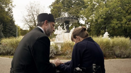 O nouă provocare marca Radu Jude: „Kontinental ’25”, câștigător al Ursului de Argint 2025 pentru cel mai bun scenariu, un film despre o crimă colectivă, comisă prin indiferență