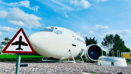 A transformat un avion vechi într-un apartament Airbnb. Are aer condiționat, apă, lumină și multe facilitați