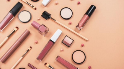 Cozi kilometrice la Milano pentru a obţine mostre gratuite de la branduri de lux: produse de machiaj, parfumuri şi genţi cosmetice