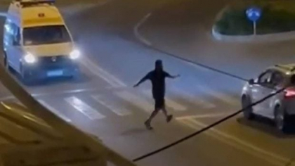 Un bărbat din Galați a făcut scandal în plină stradă. S-a așezat pe trecere de pietoni și a început să lovească cu picioarele mașinile care treceau